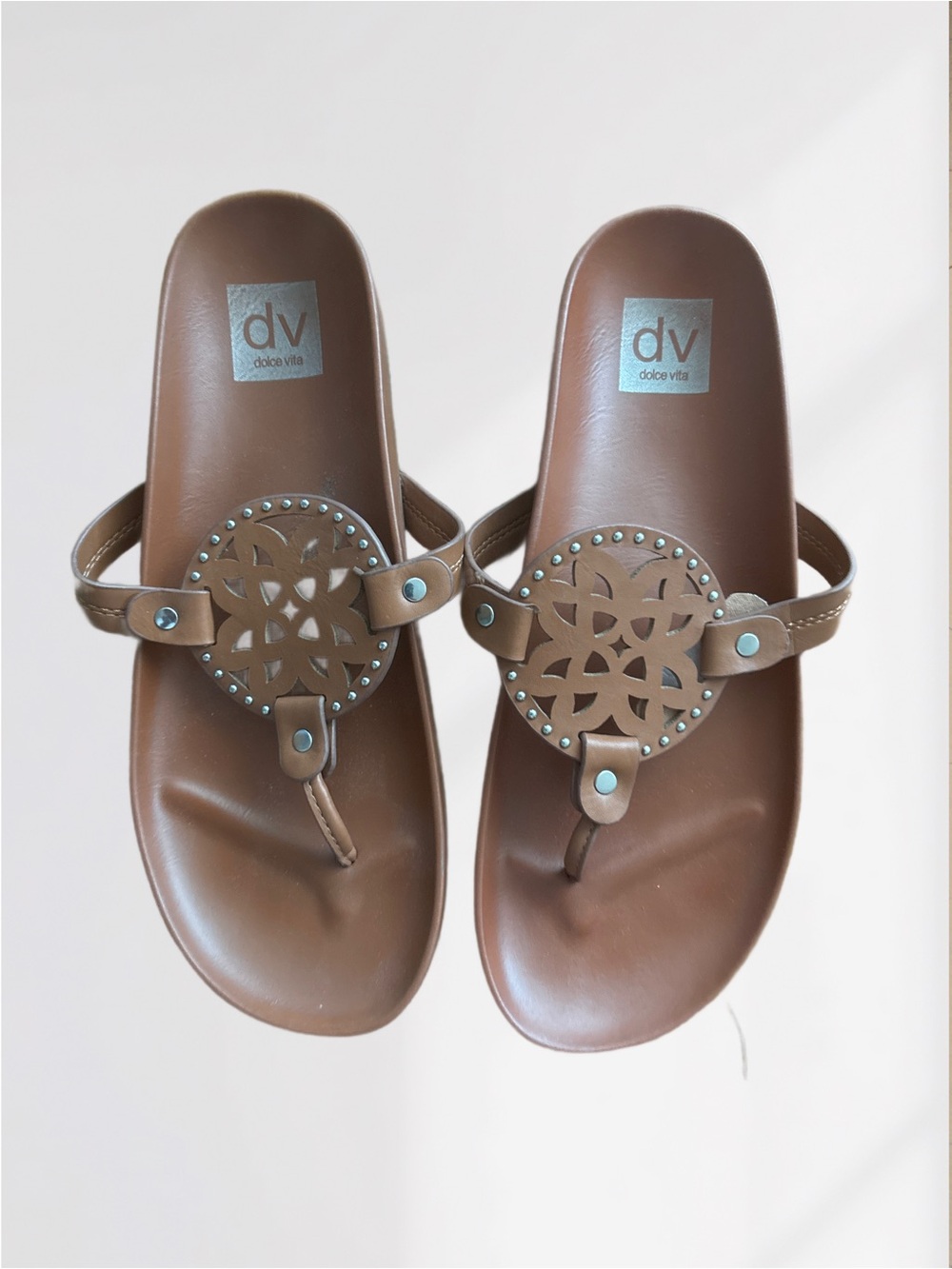 Dolce Vita Pilar Brown/cognac Cutout Medallion Thong Sandals Size 8.5